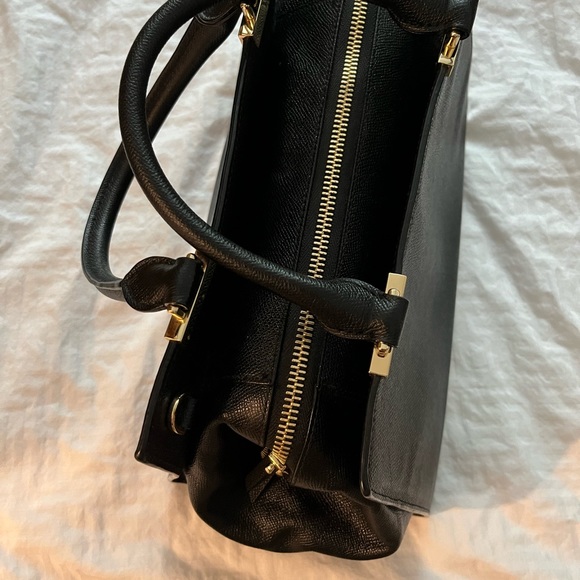 Henri Bendel Tote in excellent used condition.Dust bag and strap inc. - Picture 3 of 6